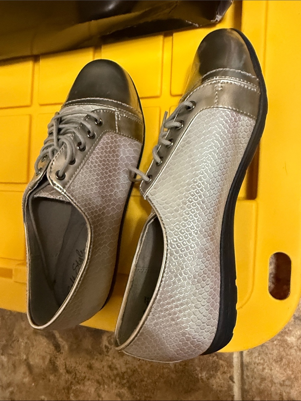 Hush Puppies Metallic Silver Lace-Up Oxfords 8 Wide Comfort lace up